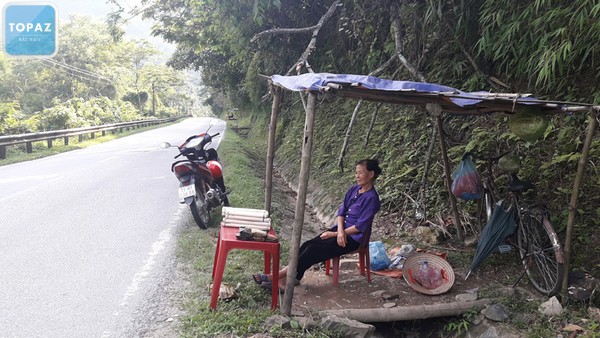 Bà Trầm với sạp hàng bán bánh củ chuối bên đường cho du khách