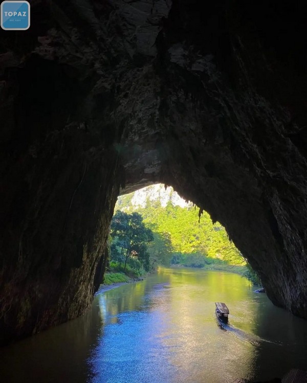 Di chuyển đến cuối động là một ao nước cực thơ mộng