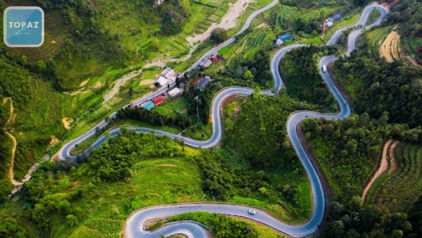 Khung cảnh Đèo Gió với những dãy núi mênh mông và trời xanh ngút ngàn, đầy gió